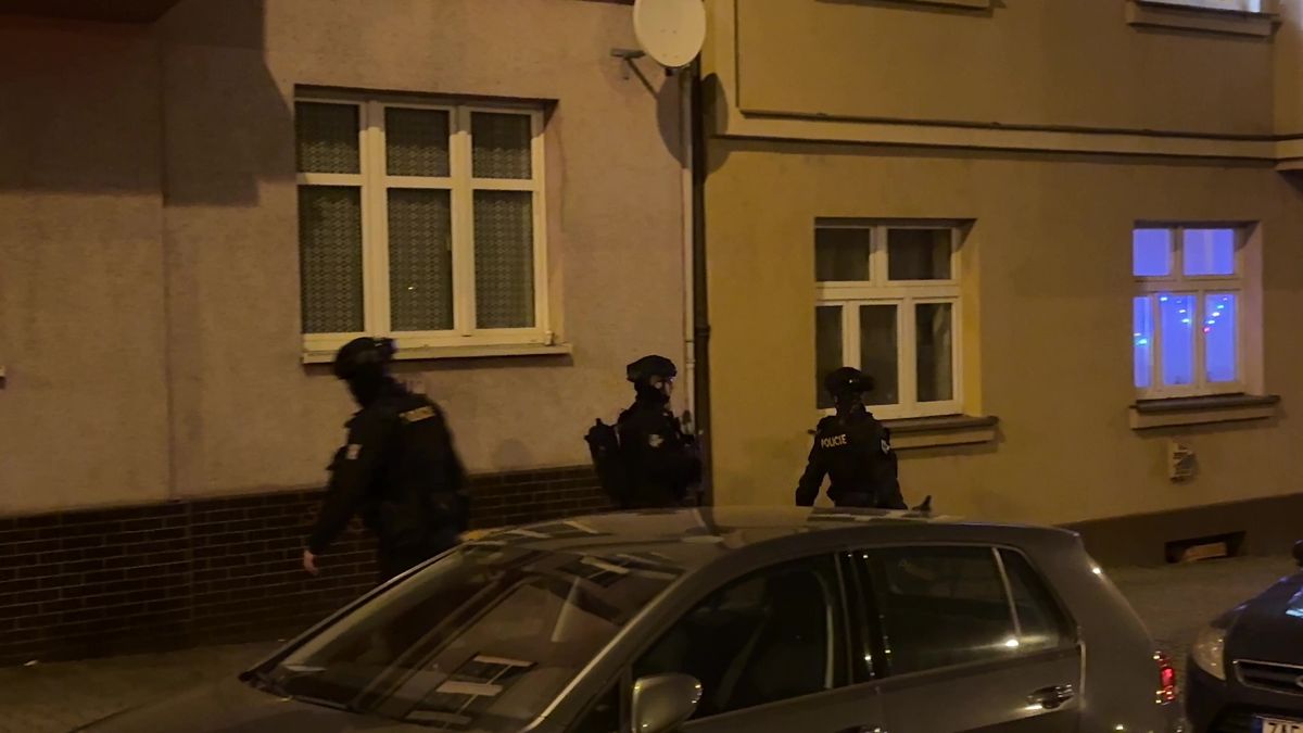 V pražském bytě se zabarikádoval muž a hrozil sebevraždou